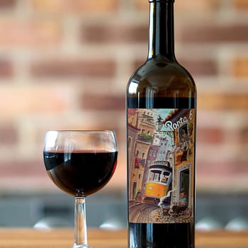 Come interpretare l’etichetta di una bottiglia di vino: guida alla lettura